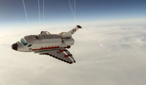 navette spatial en LEGO dans l'espace ballon sonde nuage ciel