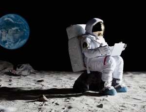 astronaute sur la lune avec un pc portable laptop