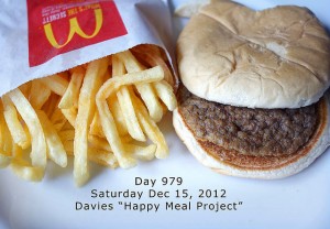 Le McDonalds Happy Meal Project prouve que les conservateurs présents dans les burgers et les frites macdo sont plutot efficaces même après 979 jours !