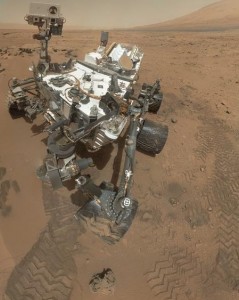 curiosity sur mars vue panoramique de dessus planete rouge nasa robot rover