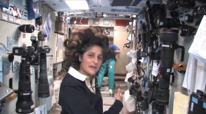 Sunita Lyn Williams vous guide dans la station spatial international appareil photo numérique piece