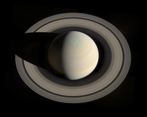 planète saturne prise en photo par la nasa et la sonde Cassini 