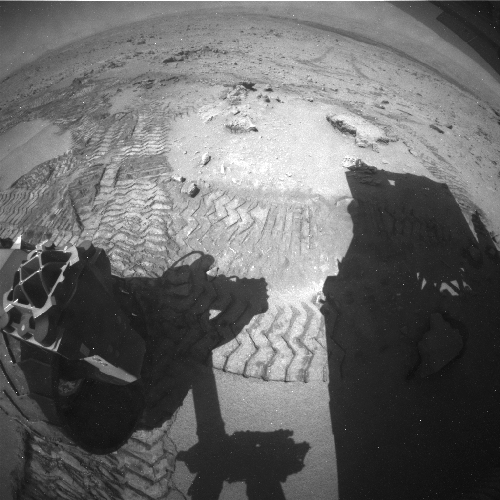 le robot curiosity devale une dune sur la planete mars