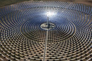 centrale électrique solaire Californie avec un rayon de la mort qui tue les oiseaux par miroirs...